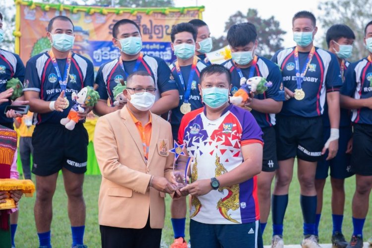 นอภ.โพธิ์ศรีสุวรรณมอบเหรียญรางวัล-โล่ห์รางวัลกีฬารักบี้ฟุตบอล 7 คน ชาย/หญิง