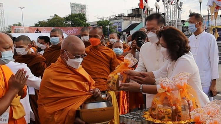 โคราชทำบุญตักบาตรพระสงฆ์เมืองถวายเป็นพุทธบูชาสถาปนาเมือง (ชมคลิป)