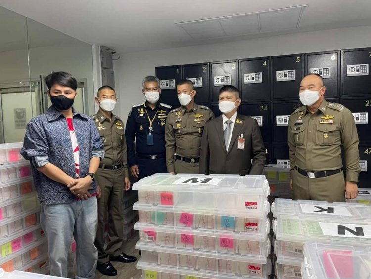 ตำรวจนำหมายศาลค้น “กองสลากพลัส” ยึดสลากกว่า 4.4 ล้านใบตรวจสอบ พบกว้านซื้อโควตาลอตเตอรี่ขายออนไลน์