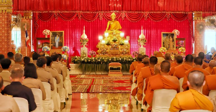 รองผู้ว่าฯปทุมธานีประกอบพิธีเจริญพระพุทธมนต์ถวายพระพรชัยมงคล