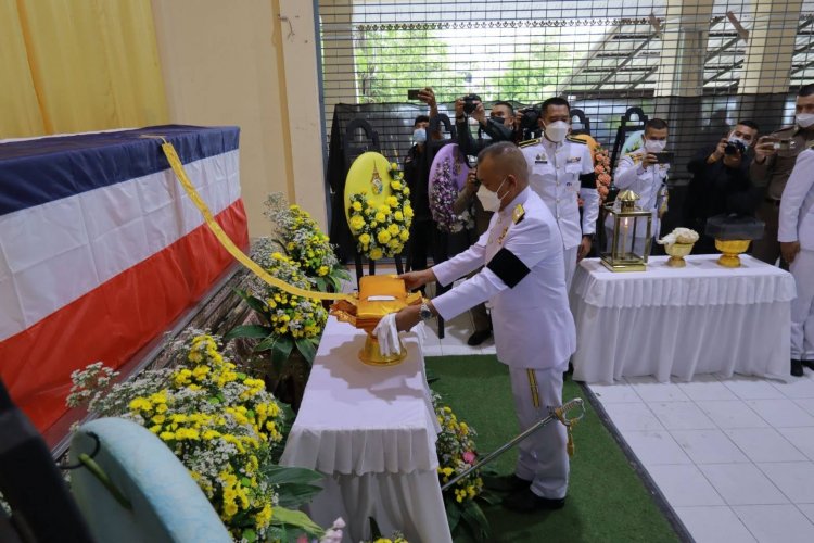 ในหลวทรงพระกรุณาโปรดเกล้าฯเชิญพวงมาลาหลวง-พระราชทานเพลิงศพวีระชนตร.เหยื่อไฟใต้