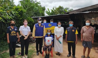 นายอำเภอโพธิ์ศรีสุวรรณลุยแจกถุงยังชีพกลุ่มผู้สูงวัยบรรเทาทุกข์