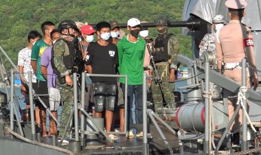 ทัพเรือภาคที่ 2 สกัดจับเรือประมงเวียดนามลอบคราดปลิงทะเลอ่าวไทย (มีคลิป)