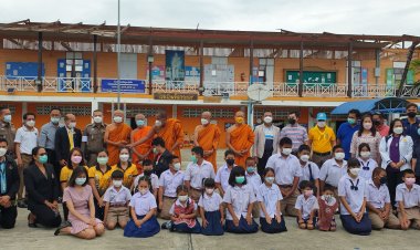พระครูแจ้ เมตตามอบเงินสองแสนซ่อมแซมร.ร.วัดกาหลงถูกพายุซัดพัง (ชมคลิป)