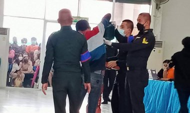 กำนันตำบลสำโรงลงพื้นที่ช่วยเหลือคณะกก.ตรวจคัดเลือกทหารเกณฑ์