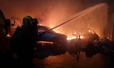 ระทึก! ไฟไหม้กองอะไหล่เก่าในเชียงกงย่านบางพลีวอด (ชมคลิป )