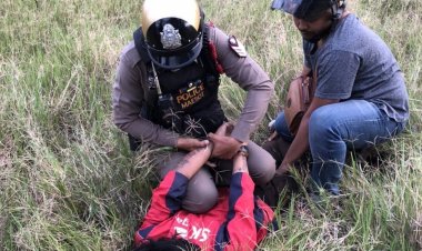 ล่าระทึก!ตร.แม่สอดล้อมจับหนุ่มคลั่งยาบ้าจุดไฟเผาจยย.-ปาหินใส่รถยนต์