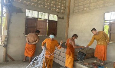 "มหาบุญยม"นำพระ เณรสร้างแท่นพระประธาน ศาลาธรรมสังเวช