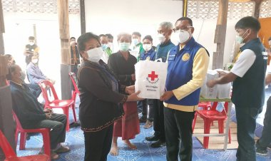 ขยันจริง!!นอภ.โพธิ์ศรีสุวรรณลุย แจกถุงยังชีพให้กลุ่มผู้สูงอายุและกลุ่มเปราะบาง