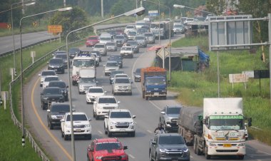 แห่กลับบ้านฉลองสงกรานต์ถนนมิตรภาพรถหนาแน่นเต็มทุกช่องทาง(ชมคลิป)