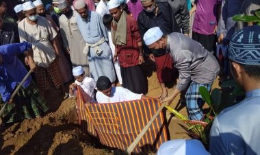 ประชาชน-ลูกศิษย์แห่ร่วมทำพิธีศพอุสตาสถูกคนร้ายยิงเสียชีวิต