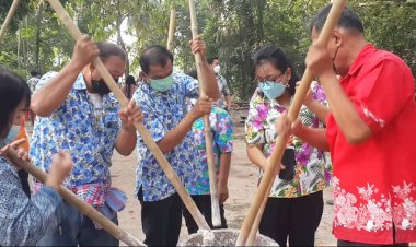 รองผู้ว่าฯอุทัยธานีเปิดงานประเพณีตำขนมจีนโบราณ