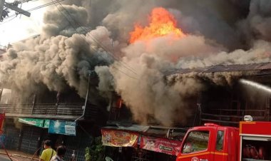 หนีตายวุ่น!ไฟไหม้ตลาดปักธงชัยตาย 1 เสียหายไม่ต่ำกว่า 70 ล้าน (มีคลิป)