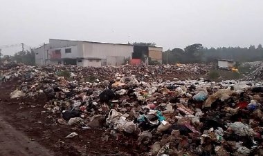 ไฟไหม้บ่อขยะเทศบาลตำบลศรีมหาโพธิดับสนิทแล้ว (มีคลิป)