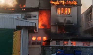 ไฟไหม้บ้านเจ้าของร้านขายอะไหล่รถ จยย.วอดเกือบทั้งหลัง เสี่ยเจ้าของบ้านหนีตายกระโดดจากชั้นสองลงมาขาหัก