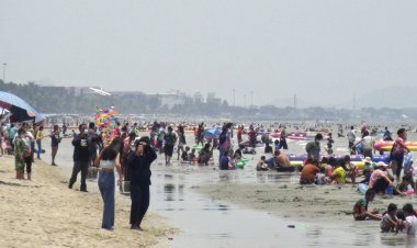 บางแสนคึกคักนักท่องเที่ยวเนืองแน่น จราจรติดขัดไม่มีที่จอด แม่ค้าดีใจขายดีกว่าเดิม