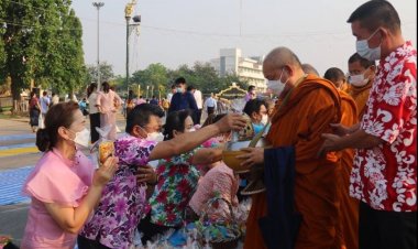 ชาวชัยภูมิร่วมสวมซิ่น-ผ้าท้องถิ่นตักบาตรวันสงกรานต์ เพื่อความเป็นสิริมงคลในปีใหม่ไทย