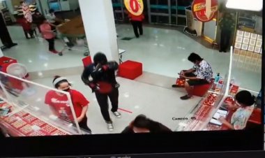 ไล่ล่าอดีตทหารเก่าบุกเดี่ยวชิงทอง 153 บาท ห้างโลตัสโคราช (ชมคลิป)