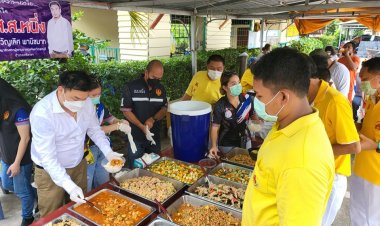 “ส.ส.หนึ่ง” นำอาหารเจ เลี้ยงเป็นกำลังใจให้กับเจ้าหน้าที่ร่วมในพิธีล้างป่าช้าของพุทธสมาคม