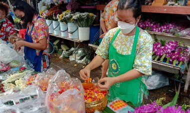 พวงมาลัยดอกมะลิ ขายดี ลูกค้าแห่ซื้อคึกคักรับสงกรานต์