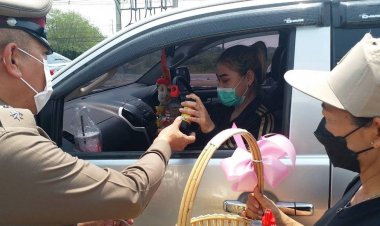 ห่วงใย !ตำรวจจราจรชัยภูมิ มอบมะม่วง เครื่องดื่มชูกำลังแก้ง่วงให้ปชช.กลับช่วงสงกรานต์