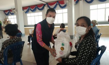 นายอำเภอโพธิ์ศรีสุวรรณนำถุงยังชีพ จากสภากาชาเไทยแจกจ่ายแก่ผู้สูงอายุและกลุ่มเปราะบา