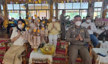 วันออกสงกรานต์ก่อนกลับที่ทำงานประชาชนทำบุญทอดผ้าป่าทำนุบำรุงศาสนา