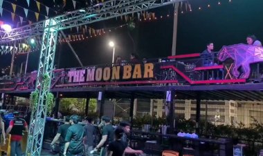 จนท.ตำรวจ-ฝ่ายปกครอง ตรวจร้านเดอะมูนบาร์ ฝ่าฝืนคำสั่งจังหวัดจัดงานสงกรานต์ สั่งปิดทันที 5 วัน  