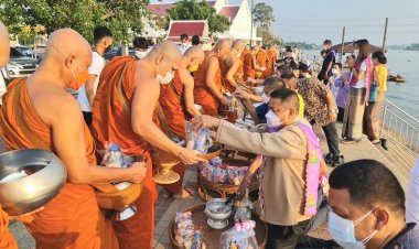 ตักบาตรวันพระใหญ่ชูอัตลักษณ์ท้องถิ่นดึงนักท่องเที่ยวเมืองปทุมธานี