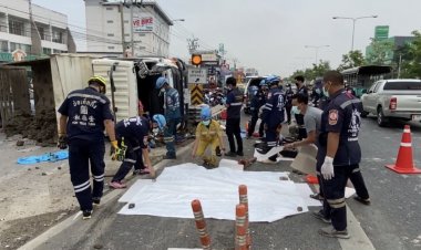 รถบรรทุกดินเสียหลักคว่ำ คนขับเสียชีวิตติดคาซากรถ