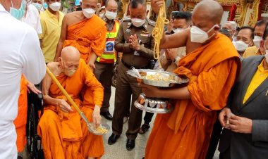 พระครูแจ้ฉลองอายุวัฒนมงคล 60 ปีนำทองคำกว่า 100  บาท หล่อเกตุพระพุทธรูป พร้อมแจกทาน 400 ชุด(มีคลิป)