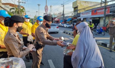 ตำรวจนราธิวาสลุยแจกอินทผาลัมสนับสนุนดือนรอมฎอนอันประเสริฐ