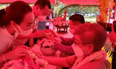 ผู้นำท้องถิ่นรดน้ำดำหัวรองนายกอบจ.ตาก-ภรรยา