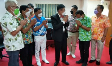 นายก อบจ.ตาก  ต้อนรับ-ให้พรปีใหม่เมือง "กลุ่มคนรักแม่สอด" ร่วมรดน้ำดำหัว