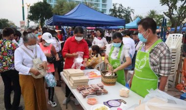 นทท.แห่ซื้อ "พิซซ่ามะม่วงตากา"เพื่อการกุศลที่ตลาดวินเทจ เมืองตาก