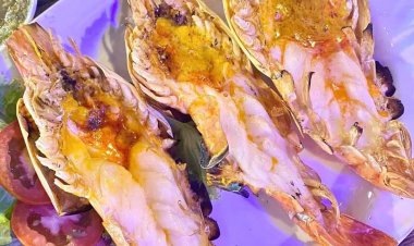 ร้านอาหารซีฟู้ดย่านคลองเจ็ดคลองหลวงบริหารโดยนายหัวคณิตสดส่งตรงจากทะเลมีมุมถ่ายภาพราวกับอยู่ริมทะเล