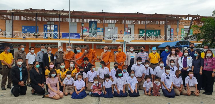 พระครูแจ้ เมตตามอบเงินสองแสนซ่อมแซมร.ร.วัดกาหลงถูกพายุซัดพัง (ชมคลิป)