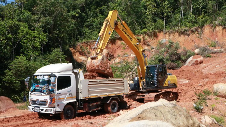 กลุ่ม 6 ล้อพลังสายบุญระดมขนดินทราย อุทิศให้แก่มัสยิดขาดแคลน