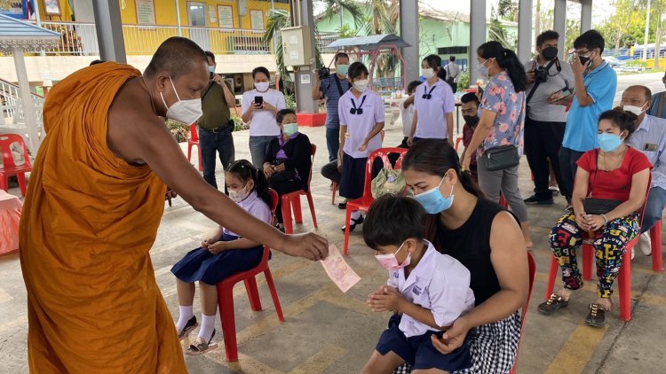 พระครูแจ้ มอบ 2 แสน สมทบทุนซ่อมอาคารเรียนร.ร.วัดกาหลงถูกพายุพัดถล่ม(ชมคลิป)