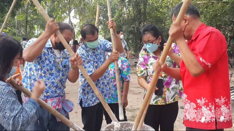 รองผู้ว่าฯอุทัยธานีเปิดงานประเพณีตำขนมจีนโบราณ