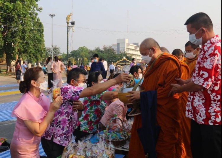 ชาวชัยภูมิร่วมสวมซิ่น-ผ้าท้องถิ่นตักบาตรวันสงกรานต์ เพื่อความเป็นสิริมงคลในปีใหม่ไทย