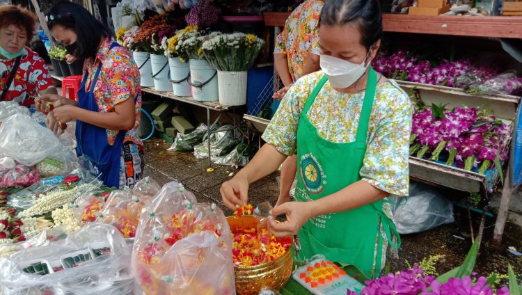 พวงมาลัยดอกมะลิ ขายดี ลูกค้าแห่ซื้อคึกคักรับสงกรานต์