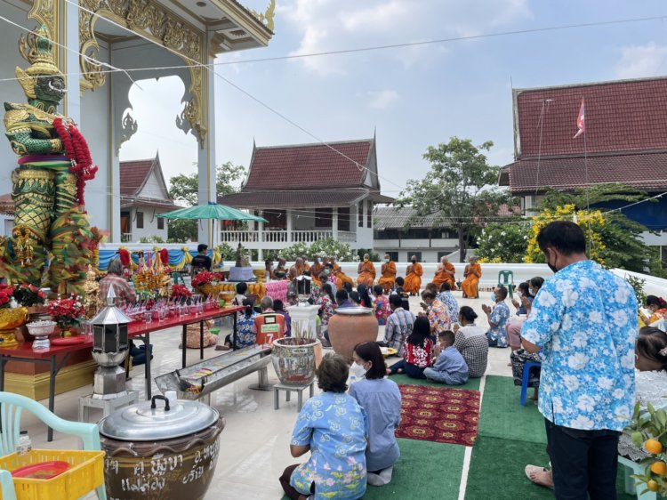 ประชาชนร่วมประกอบพิธีสรงน้ำพระที่วัดบึงบาประภาสะวัต(คลองสิบ)คึกคัก