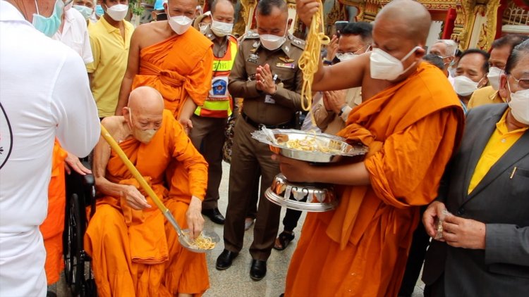 พระครูแจ้ฉลองอายุวัฒนมงคล 60 ปีนำทองคำกว่า 100 บาท หล่อเกตุพระพุทธรูป พร้อมแจกทาน 400 ชุด(มีคลิป)
