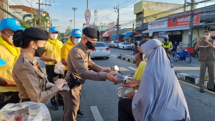 ตำรวจนราธิวาสลุยแจกอินทผาลัมสนับสนุนดือนรอมฎอนอันประเสริฐ