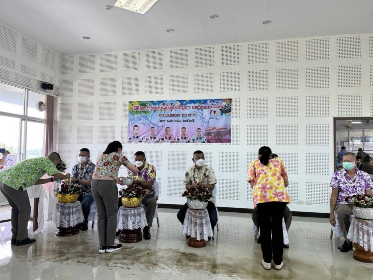 ตำรวจ สภ.แม่สอด จัดงานสืบสานประเพณีสงกรานต์  สรงน้ำพระและ รดน้ำดำหัวผู้บังคับบัญชา