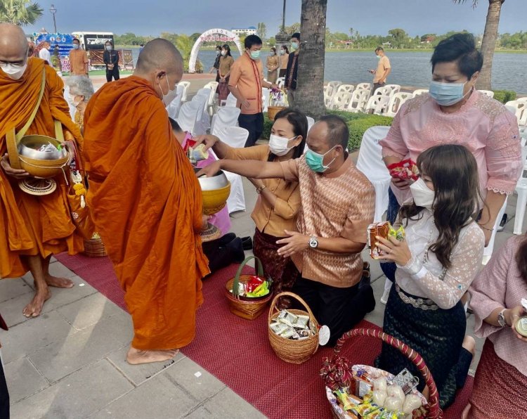 อำเภอขุนหาญ ร่วมกิจกรรมศรีสะเกษพร้อมใจนุ่งผ้าไทย ใส่บาตร รักษาประเพณีให้ยั่งยืน
