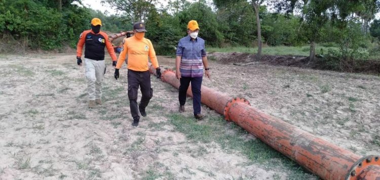 ปภ.ศรีสะเกษ เร่งสูบน้ำลงหนองกักเก็บไว้ให้ชาวบ้านอุปโภค บริโภค