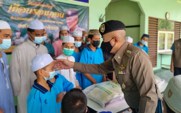 ตร.นราฯมอบข้าวสารอาตร.นราฯมอบข้าวสารอาหารแห้ง-อินทผาลัม ให้กับสถานเลี้ยงเด็กกำพร้า