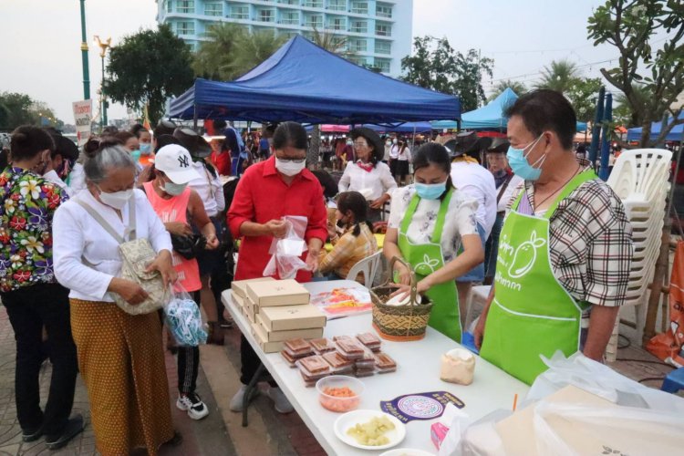 นทท.แห่ซื้อ "พิซซ่ามะม่วงตากา"เพื่อการกุศลที่ตลาดวินเทจ เมืองตาก